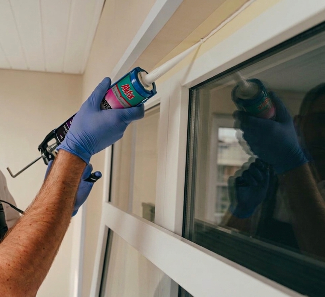 Aplicación de silicona Akfix en el marco de una ventana con pistola calafateadora, sellado de ventanas paso a paso